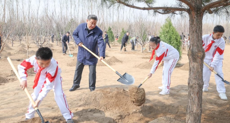 Xi Jinping plante des arbres à Beijing, appelant à des efforts nationaux de reboisement pour une belle Chine