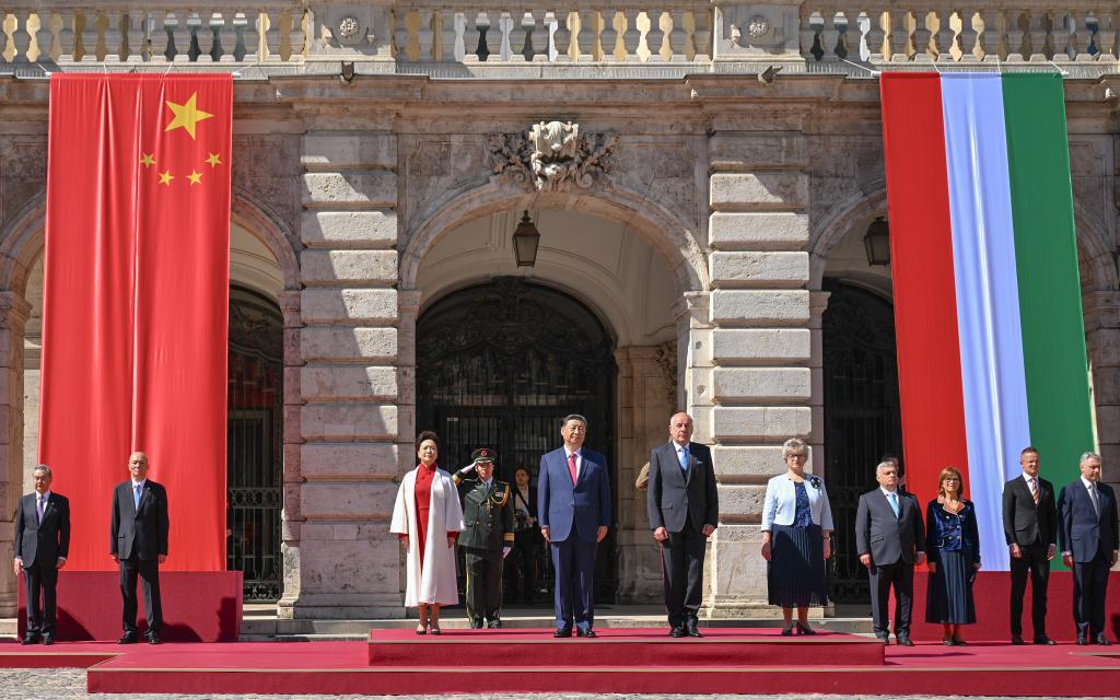 Xi assiste à la cérémonie de bienvenue organisée par le président et le PM hongrois à Budapest
