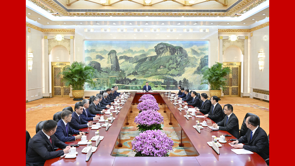 Xi Jinping rencontre les chefs des délégations étrangères participant à la réunion du Conseil des ministres des Affaires étrangères de l'OCS
