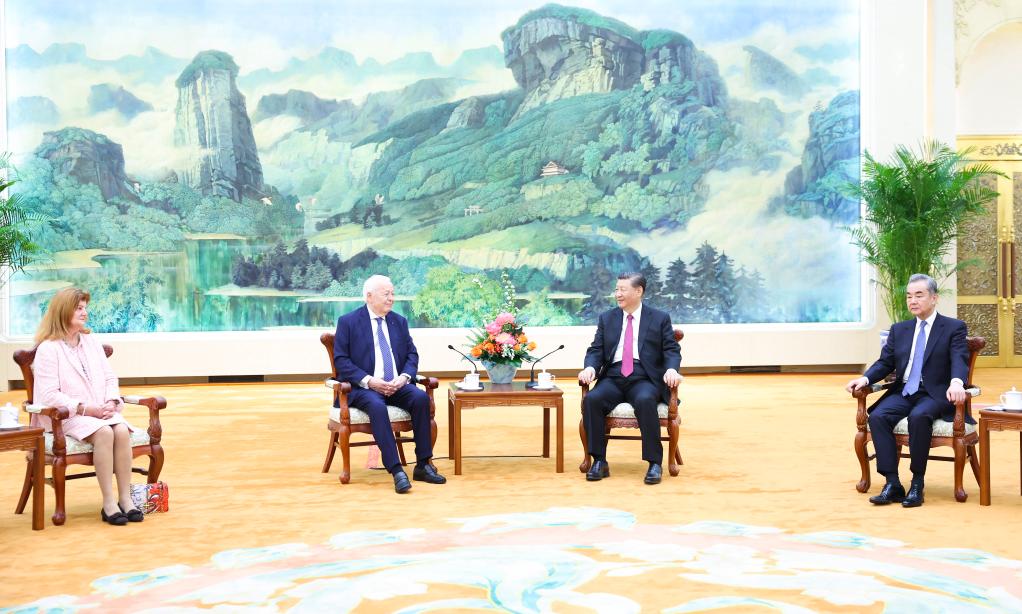 Xi Jinping rencontre le président de la Fondation Mérieux et son épouse