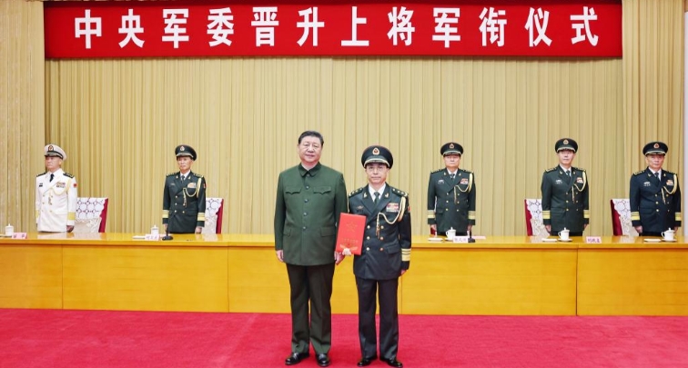 Xi Jinping présente un ordre pour promouvoir un officier militaire au rang de général