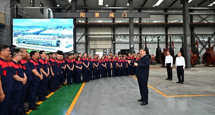 Xi Jinping inspecte une entreprise manufacturière au Shanxi