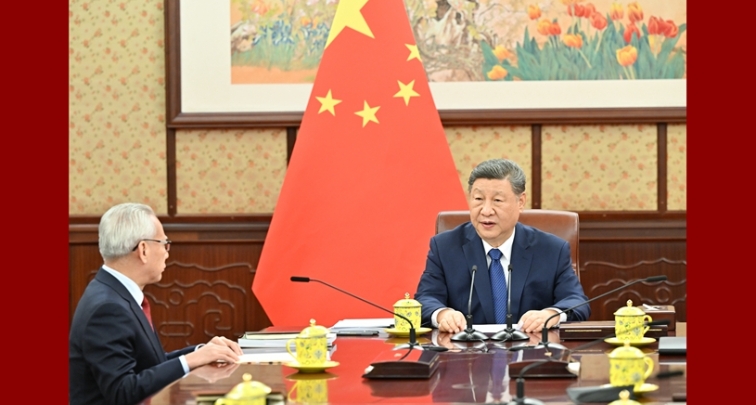 Xi Jinping écoute un rapport du chef de l'exécutif de la RAS de Macao