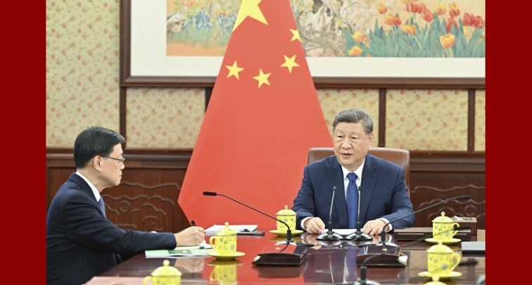 Xi Jinping écoute un rapport du chef de l'exécutif de la RASHK