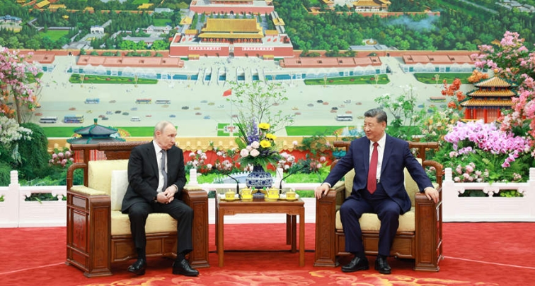 Xi Jinping et Vladimir Poutine s'entretiennent autour d'un thé à Beijing